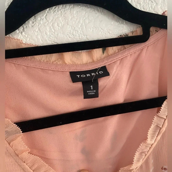 Torrid Peach Floral Chiffon Ruffle Trim Keyhole Sleeveless Tank Top Size 1X - Picture 4 of 9